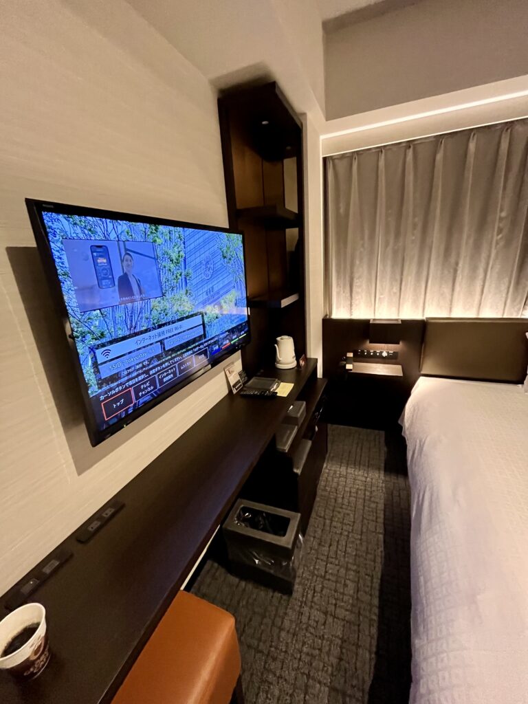 『東急ステイ博多』の客室内。左側は壁つけのテレビ、右側はベッドがある。