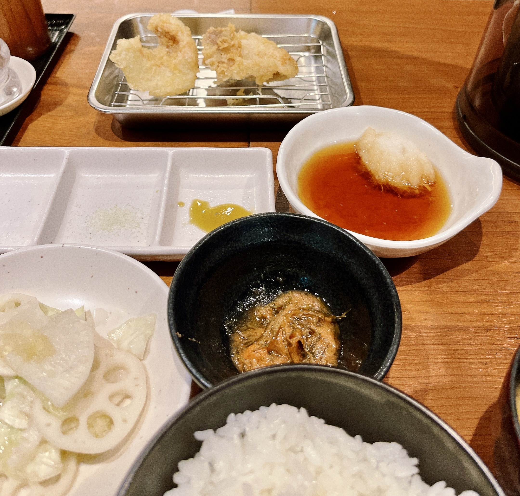 『博多天ぷら　たかお』のたかお定食。ご飯と漬物、めんたいこ昆布、天ぷらが並ぶ。
