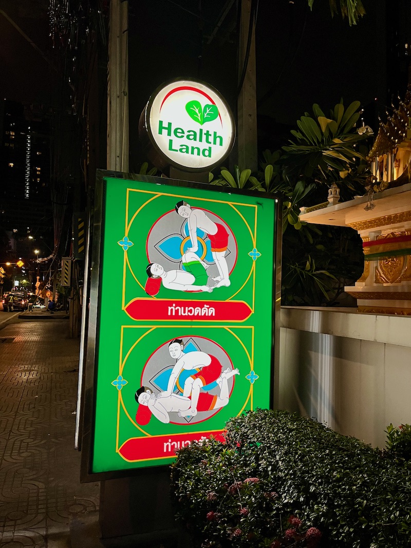 ヘルスランド スパ & マッサージ アソーク (Health Land Spa & Massage Asoke)の看板