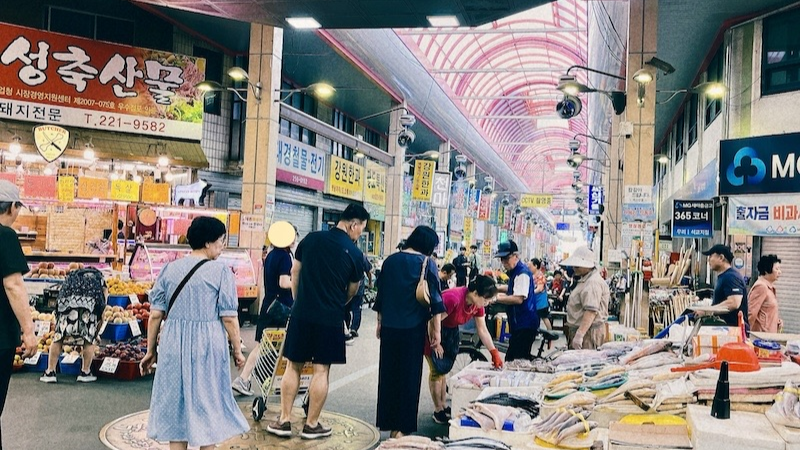 韓国清州のユッコリ総合市場で買い物を楽しむ様子