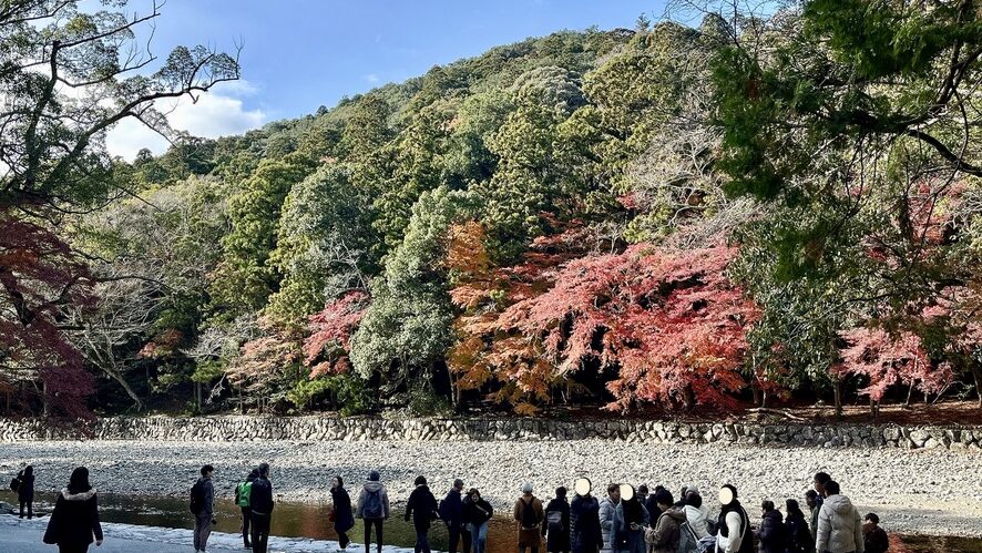 伊勢神宮内宮・五十鈴川の紅葉と参拝者の様子