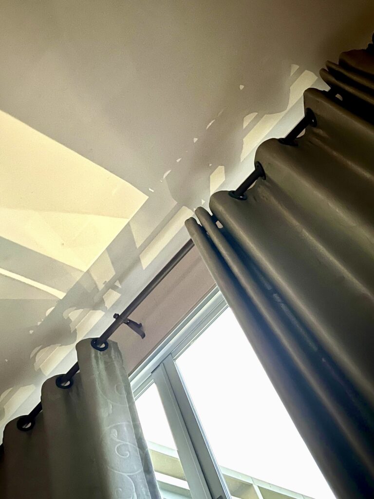 窓に差し込む朝日