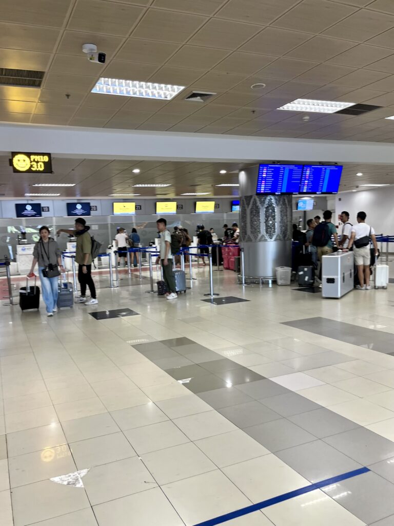 チェンマイ空港のチェックインカウンターの様子