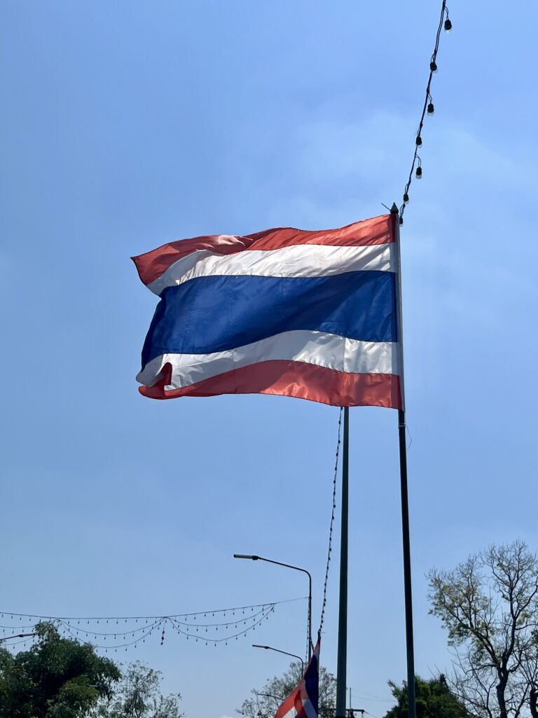 たなびくタイ国旗