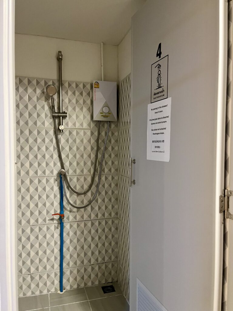 The 5ive Homestay内のシャワールーム