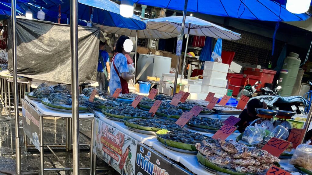 店頭に魚介類が並ぶ、ムアンマイ市場の様子