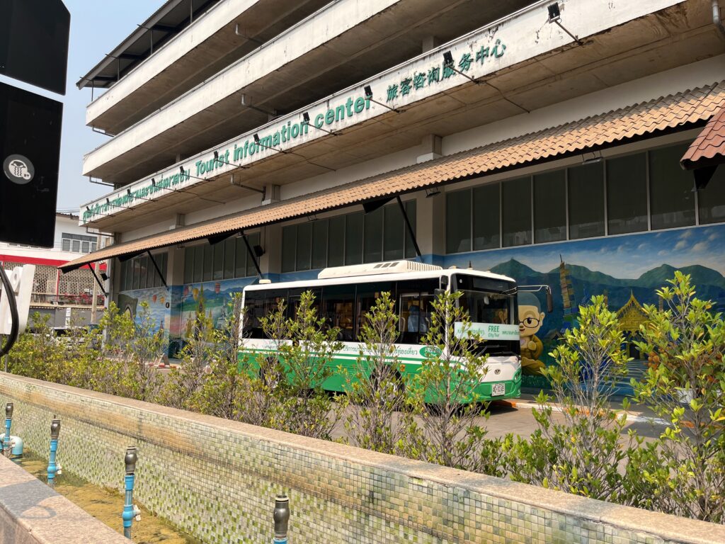 スモーキーシーズンの中のチェンライバスターミナル、グリーンと白のバスが停まっている