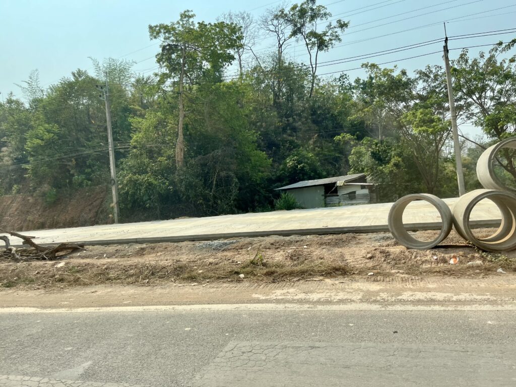 グリーンバスVIPの車窓から道路工事を眺める