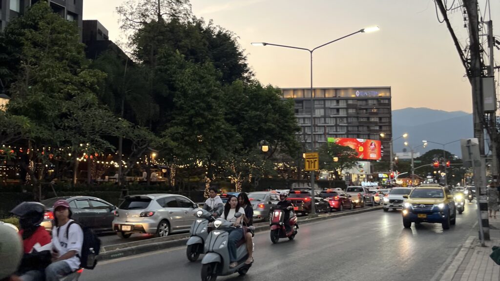 夕暮れ時のチェンマイの街並み、ニマンヘミン近く