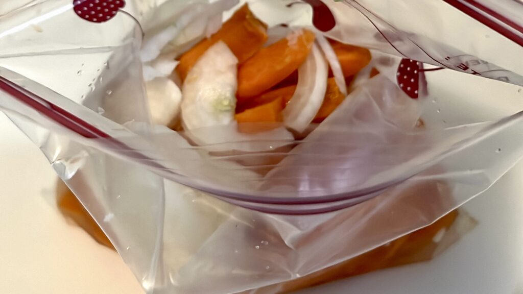 仕込み中のピクルス、保存用食品袋に入っている