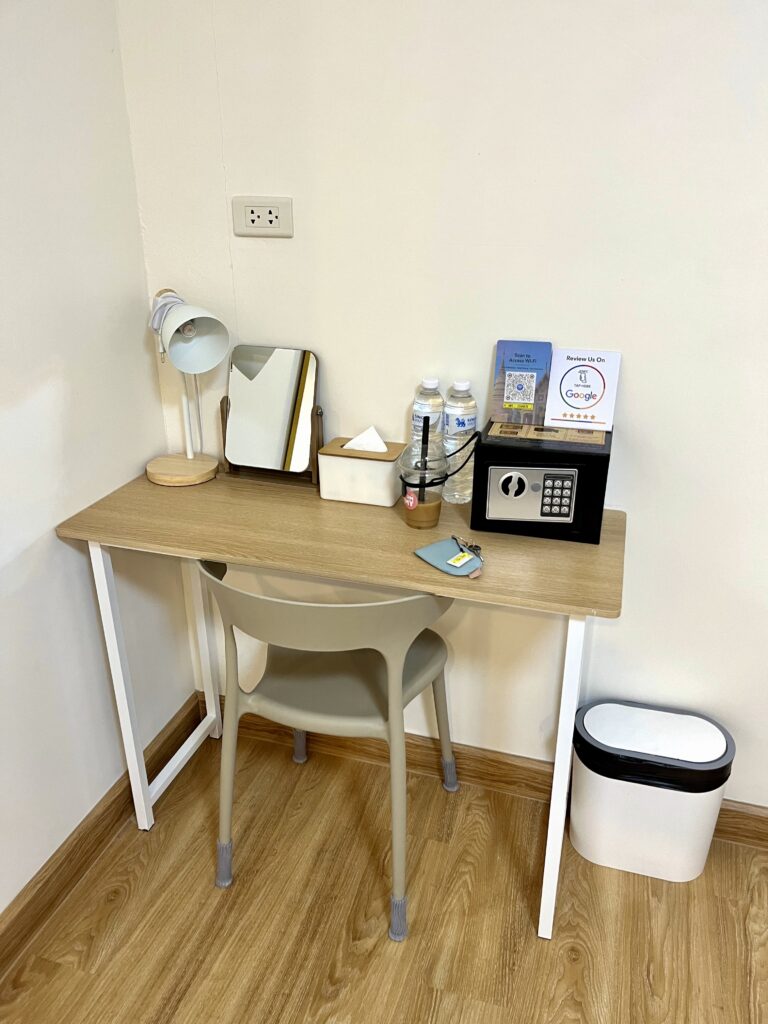 The 5ive Homestayの室内にあるデスク、ライト・鏡など備品が置いてある