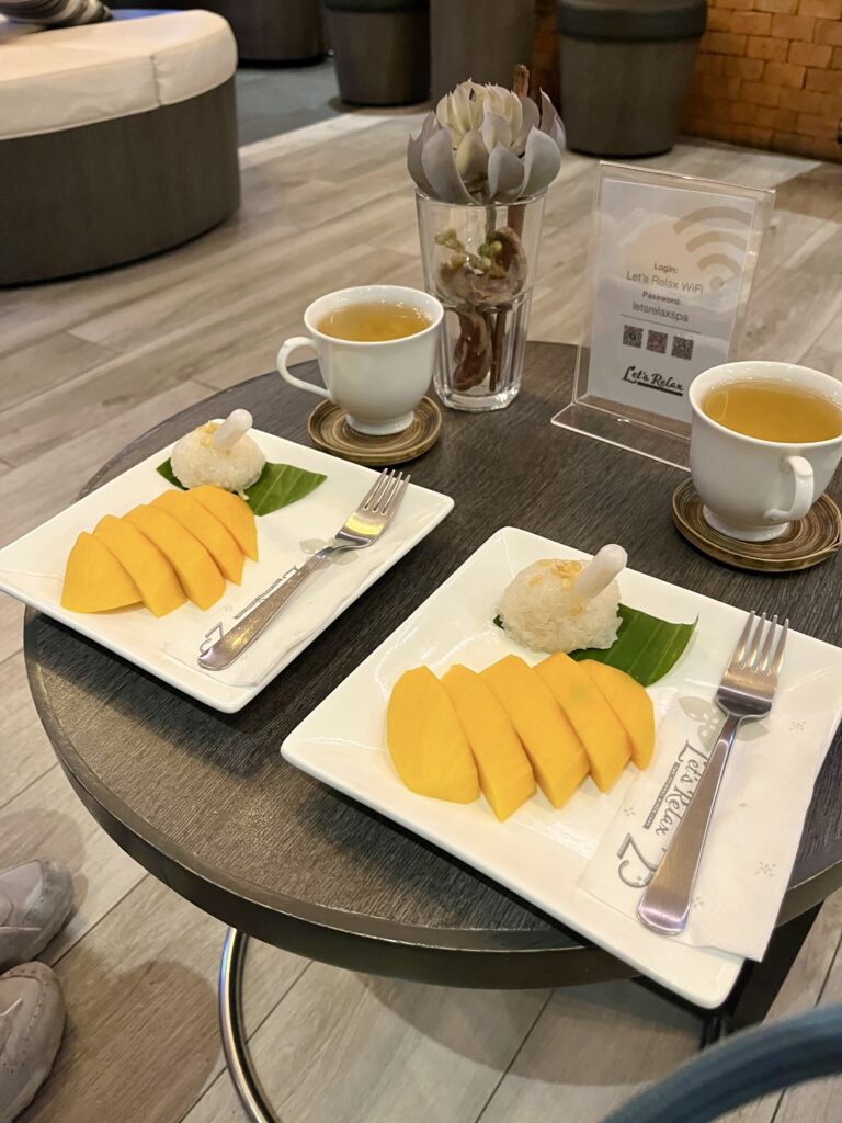 テーブルの上に二つ置かれたマンゴー・スティッキーライス（カオニャオ・マムアン）