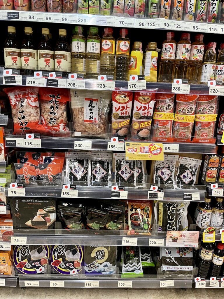 Topsの日本食コーナーの棚、たくさんの食材が並ぶ