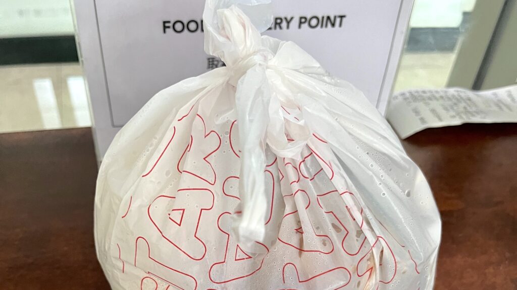 デリバリー置き場に届いた商品、テーブルにビニール袋が置かれている