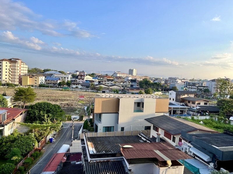 チェンマイの街並み、家々とその先に空き地がある