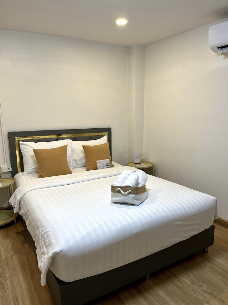 The 5ive Homestayのベッドがある室内