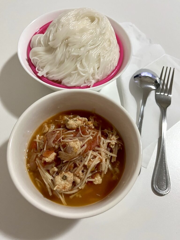 カノムジーン・ナムギャオもどきと米麺