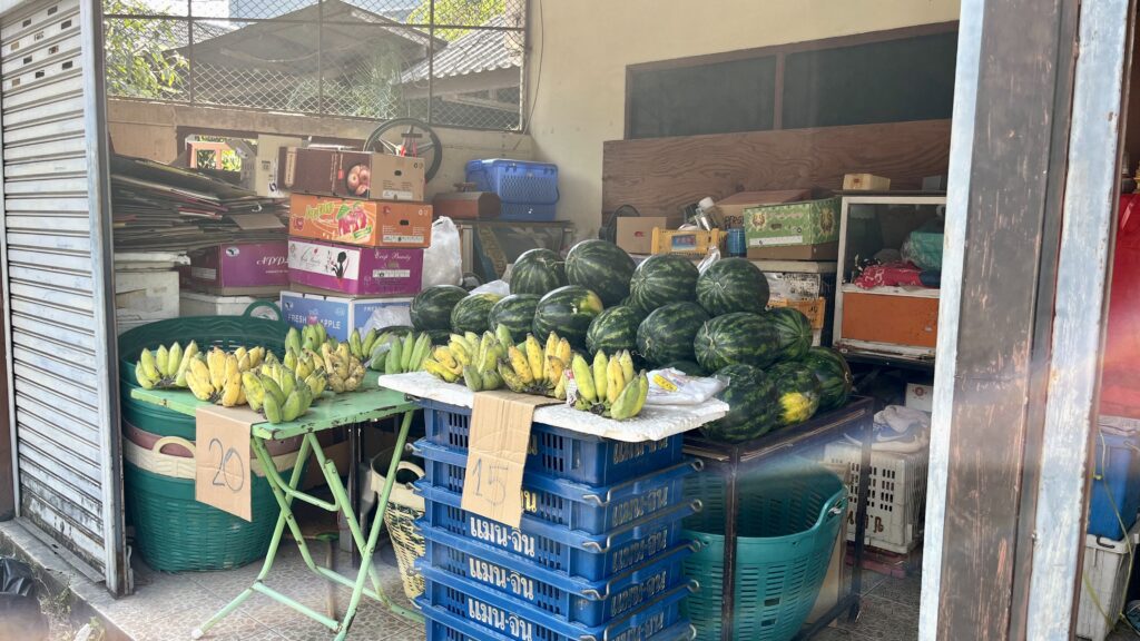 路面店の店頭に並ぶバナナ