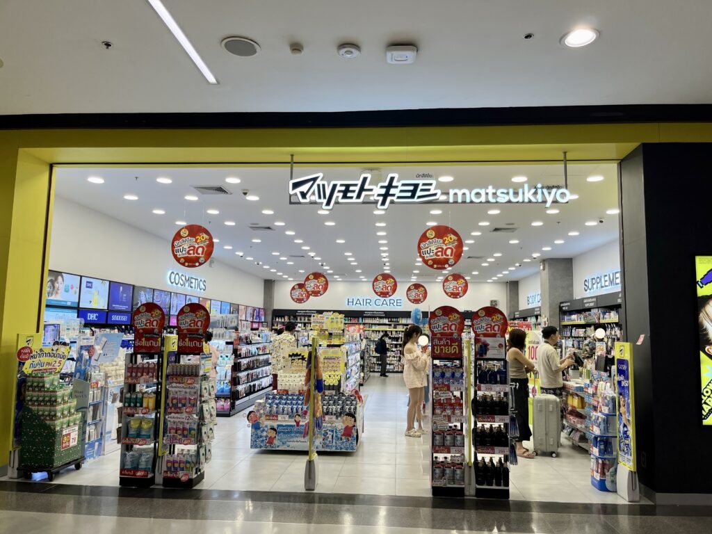 チェンマイにあるドラッグストア「マツモトキヨシ」の店頭