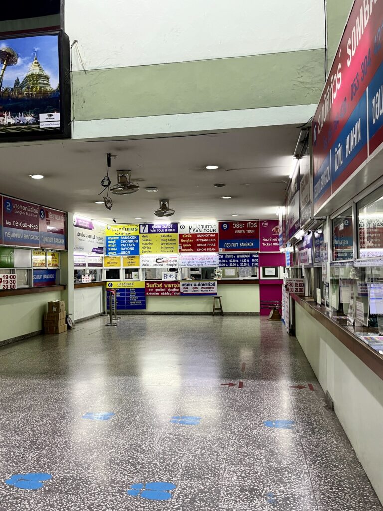 チェンマイ・アーケードバスターミナルのチケットカウンター売り場の様子