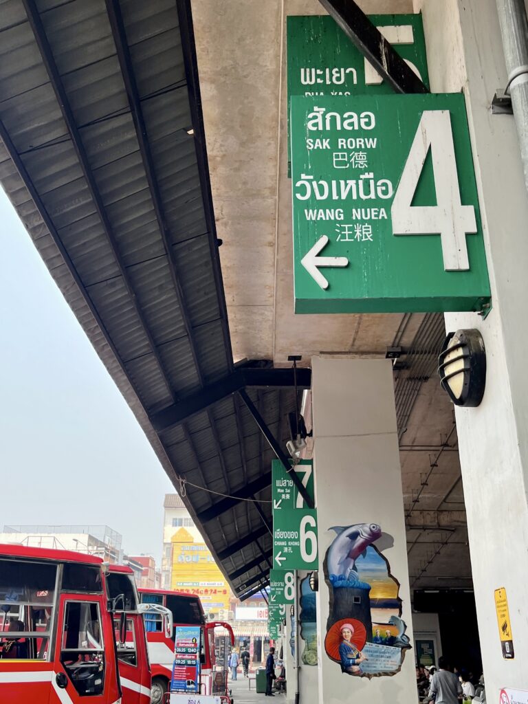 赤いバスが並ぶチェンライバスターミナルの様子