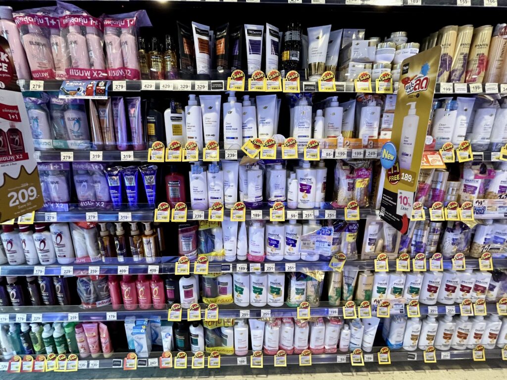 チェンマイのTopsスーパーのシャンプー売り場と価格
