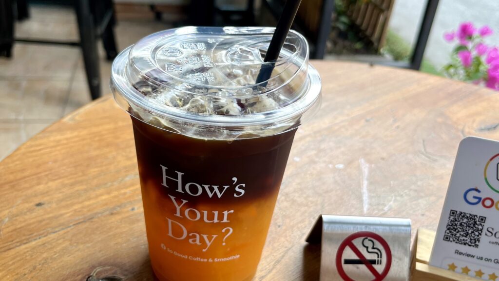 チェンマイのローカルカフェで購入したオレンジコーヒー65バーツ