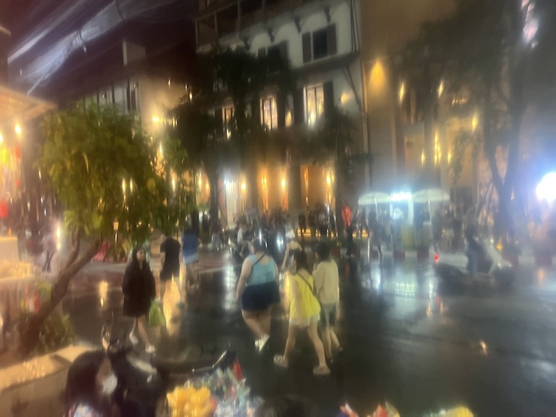 夜のソンクランの街の様子