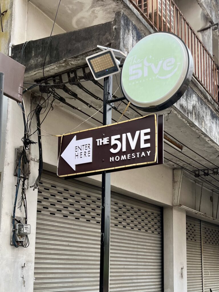 The 5ive Homestayの入り口にある看板