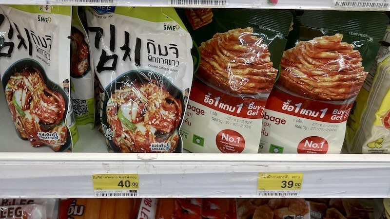 セブンイレブンのキムチが並ぶ冷蔵棚