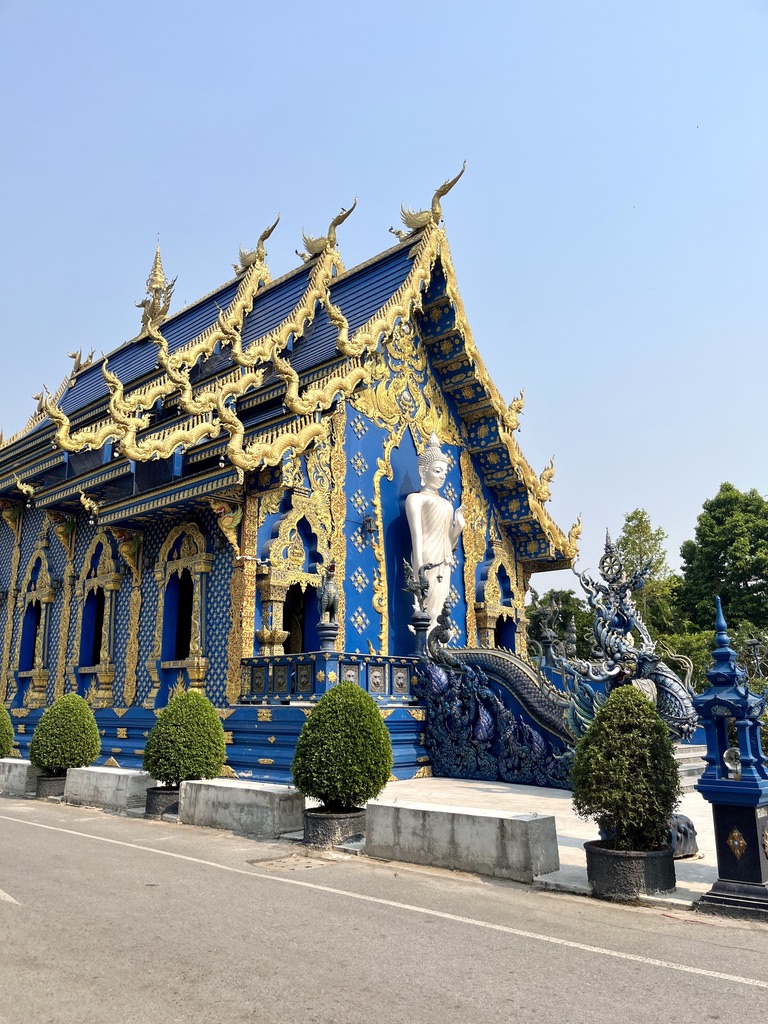チェンライ観光の青いお寺の外観
