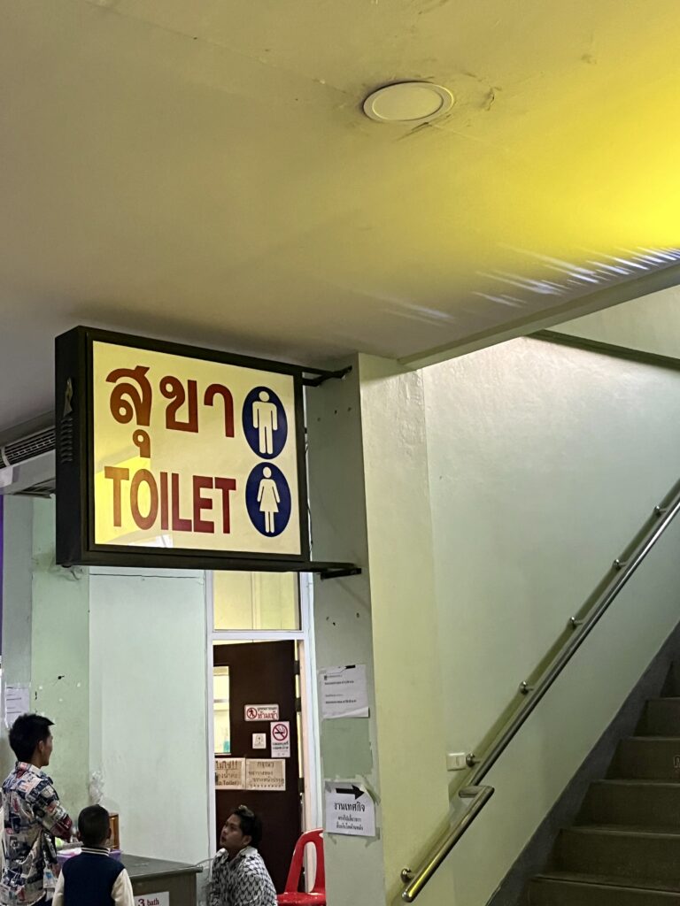 バスターミナルの有料トイレの入り口