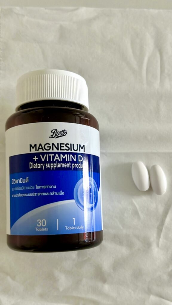 Boots Magnesium+Vitamin Dボトルとサプリメントの粒