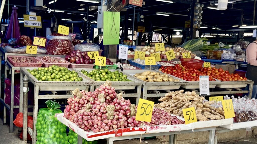 市場に並ぶ食材、マナオ・ジャガイモ・トマト・赤玉ねぎなどが並ぶ