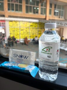 グリーンバスVIPのサービス品・ボトルウォーターとクッキーの様子