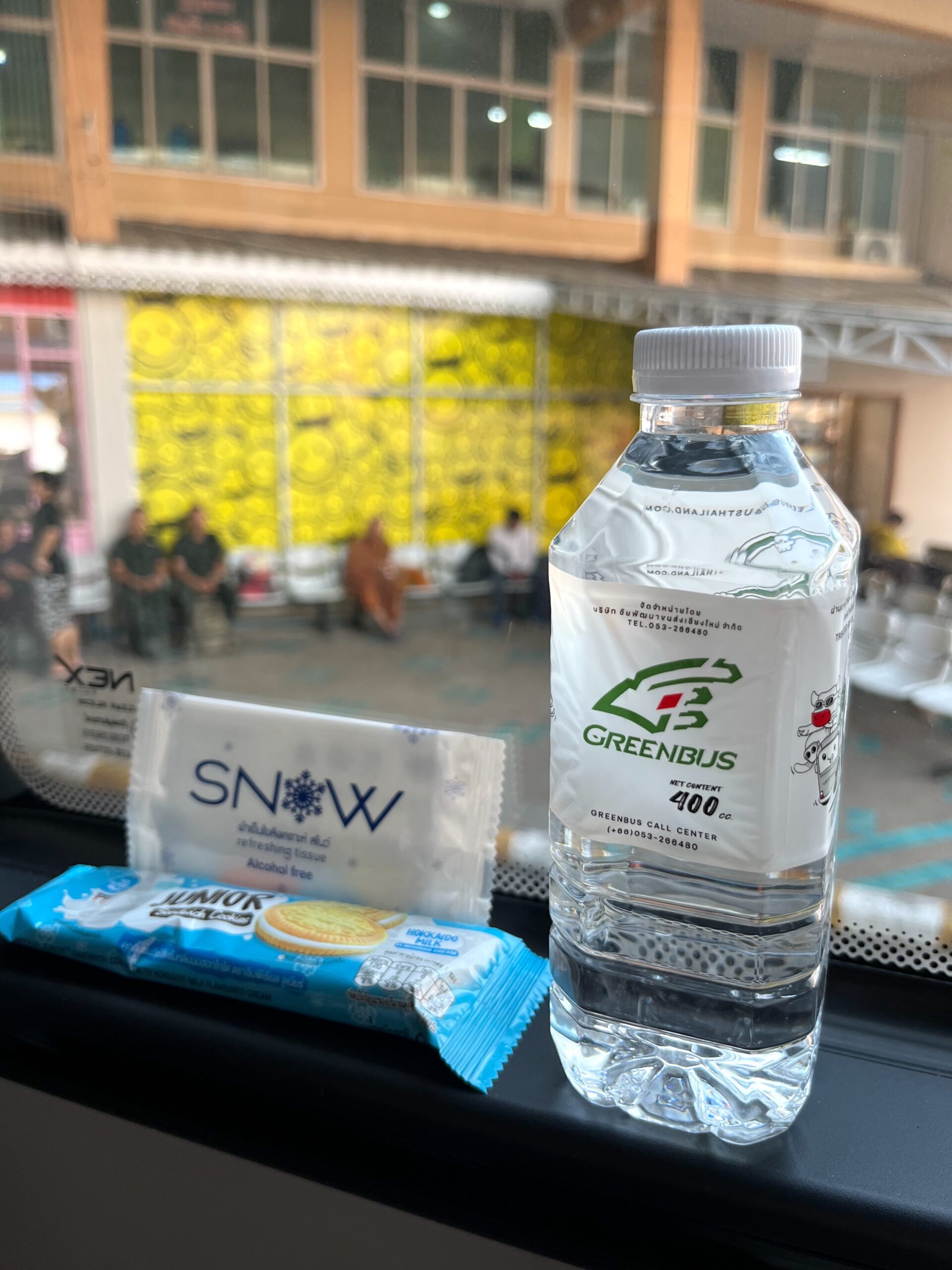 グリーンバスVIPのサービス品・ボトルウォーターとクッキーの様子