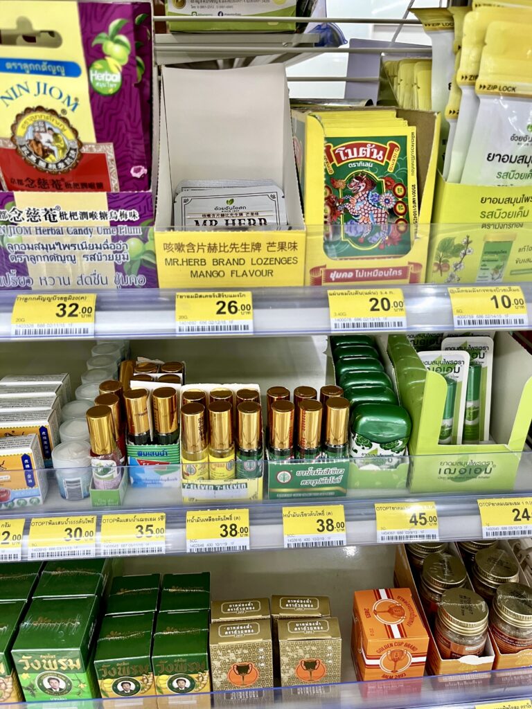セブンイレブン店内の市販薬の陳列棚