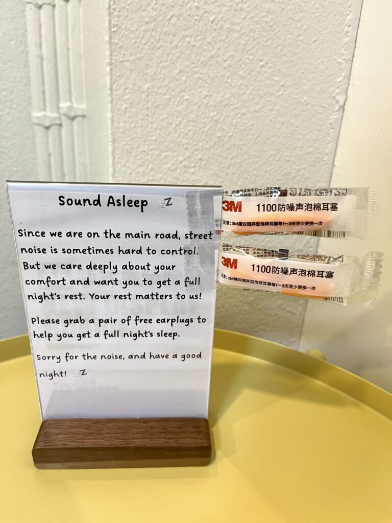 黄色いテーブルの上にある耳栓