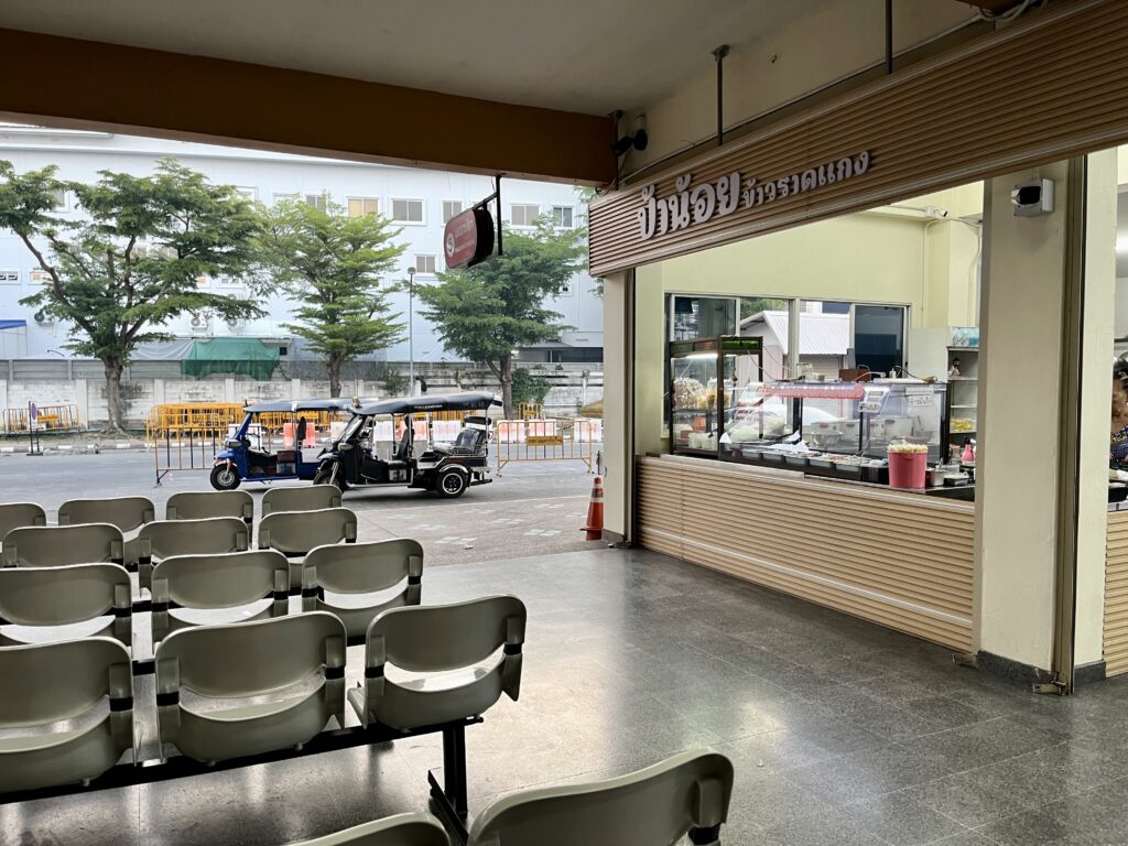 バスターミナルの待合椅子、右手にレストランがある