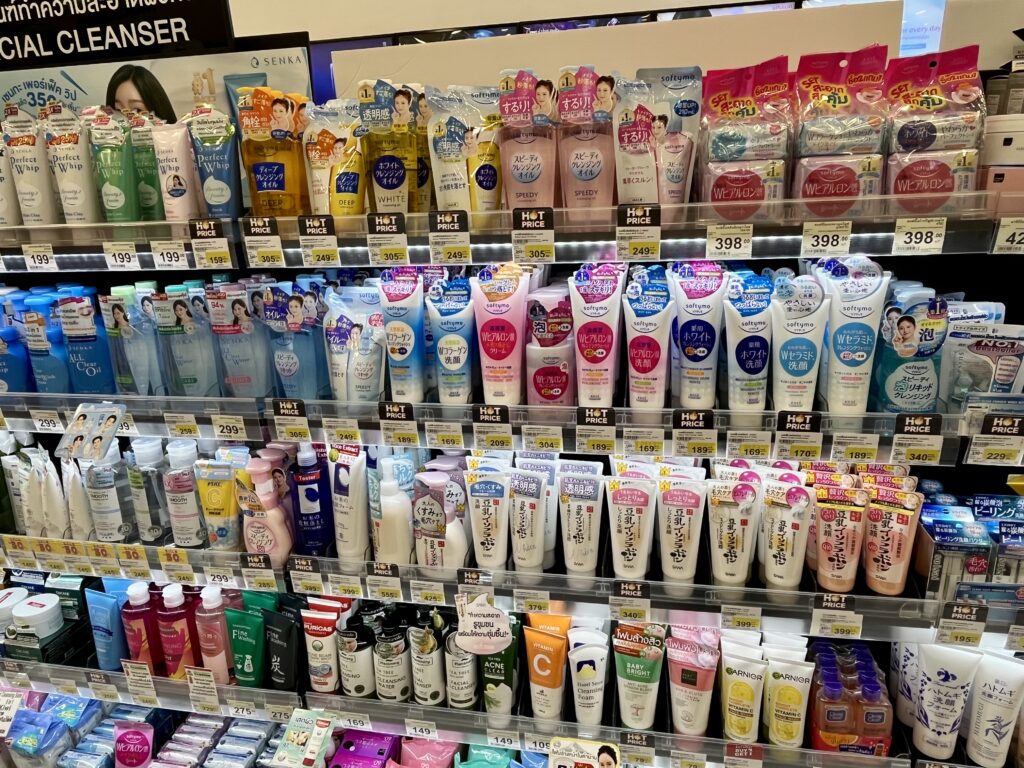 チェンマイにあるドラッグストア「マツモトキヨシ」の店内、日本製の洗顔料が並ぶ