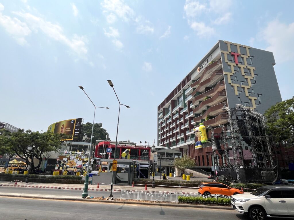 スモーキーシーズンの中のニマンヘミン、イースティン タン ホテルを眺める