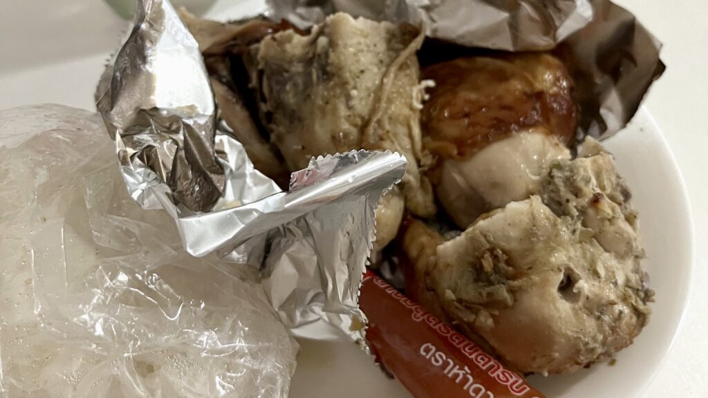 grabフードで届いたガイヤーンとカオニャオ、皿によそられている