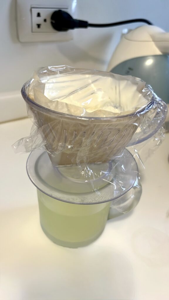 コーヒーフィルターで水切りしたクリームチーズ