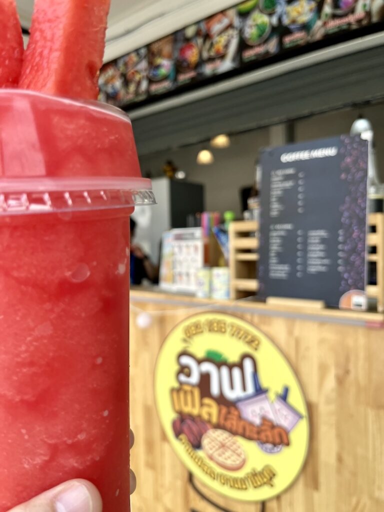 The 5ive Homestayの一階のコーヒーショップとスイカジュース