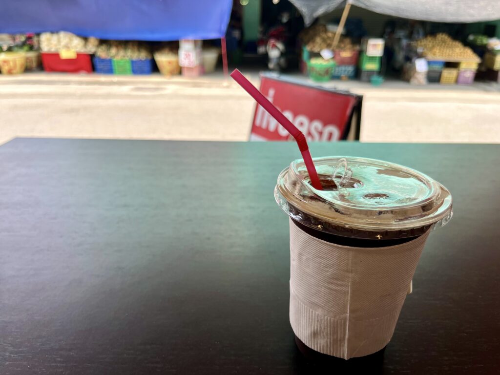 市場近くのカフェとアイスコーヒー
