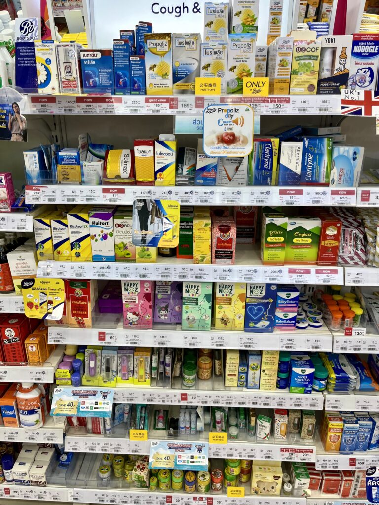 Boots店内の薬棚全体