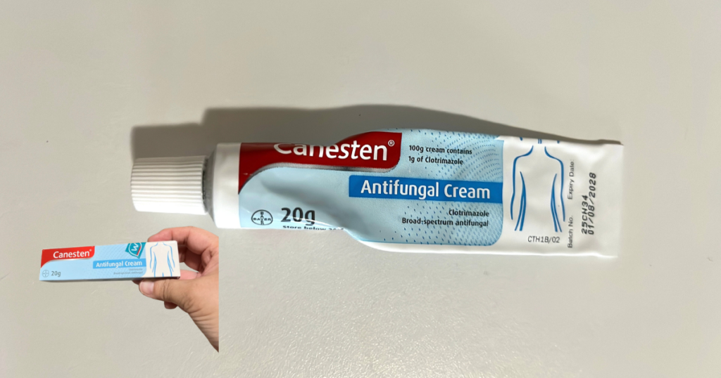 使いかけの実際に購入したClotrimazole cream、左下に手に持った外装