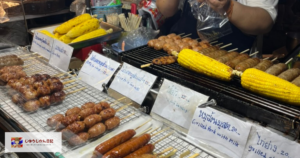 チェンマイのナイトマーケットで販売される焼き鳥と屋台の値札20バーツ
