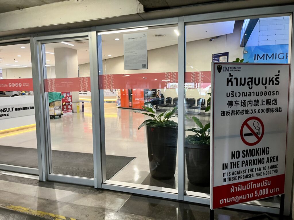 ２階駐車場から入れるイミグレーションの入り口