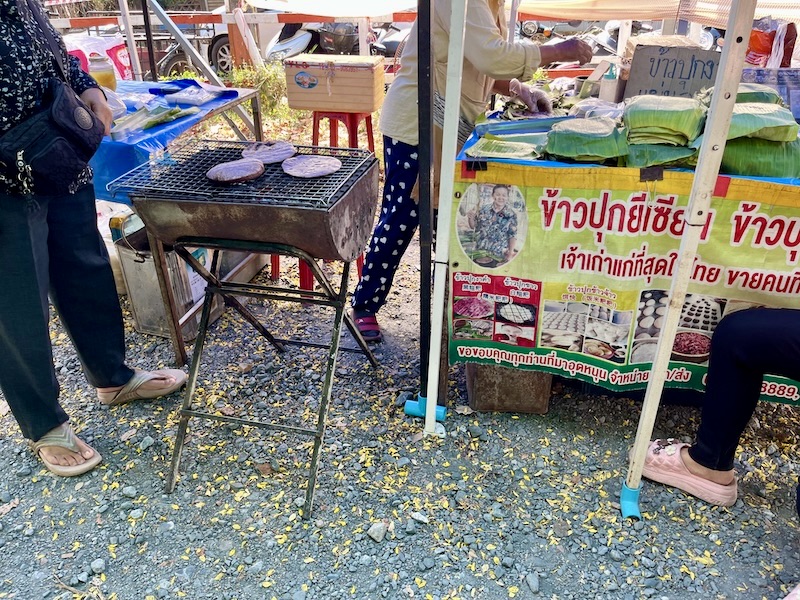 ガードバーンホーの屋台で、餅（バーバー）を焼いている様子